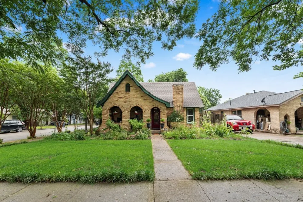 2502 BURLINGTON BOULEVARD Dallas, TX 75211