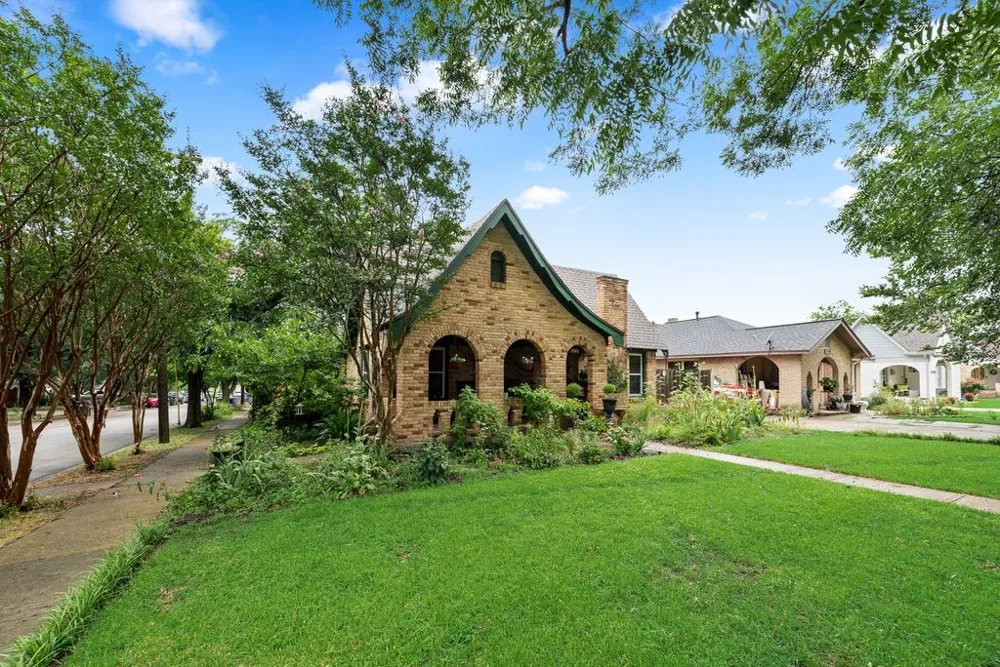 2502 BURLINGTON BOULEVARD Dallas, TX 75211