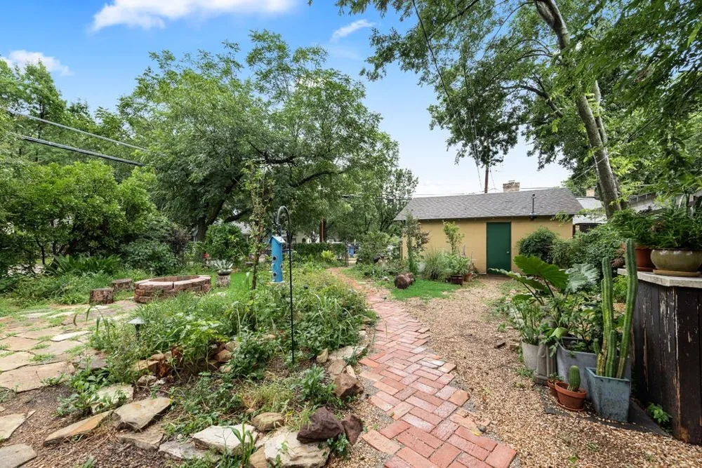 2502 BURLINGTON BOULEVARD Dallas, TX 75211