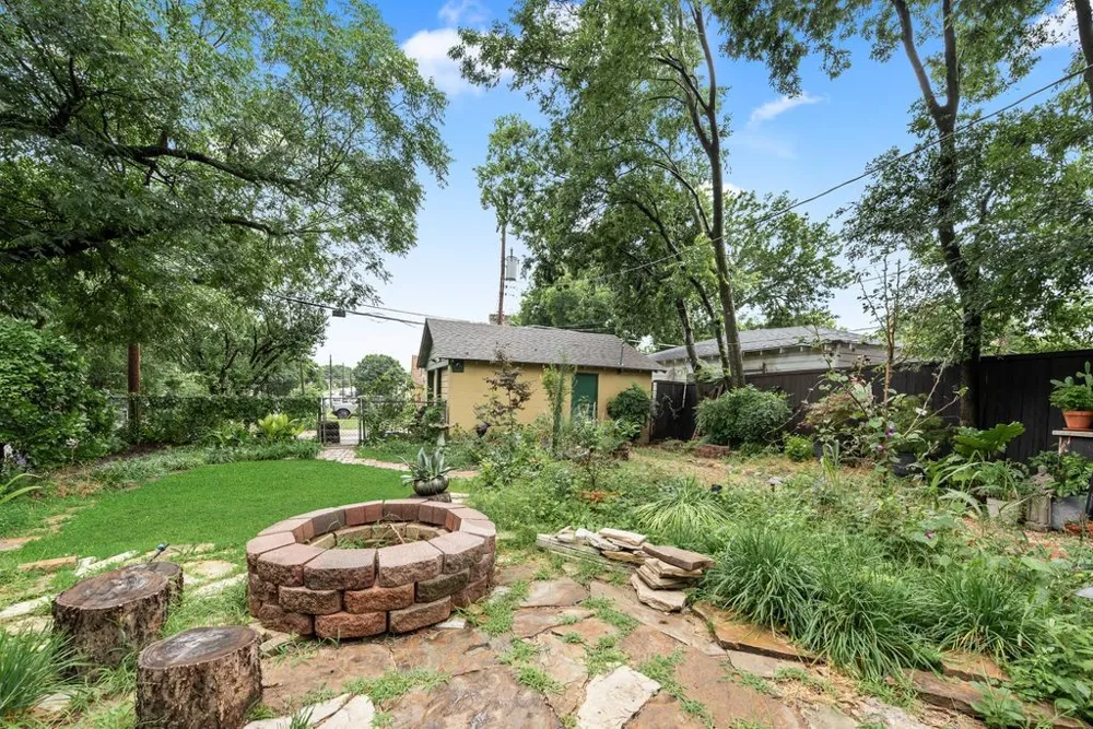 2502 BURLINGTON BOULEVARD Dallas, TX 75211