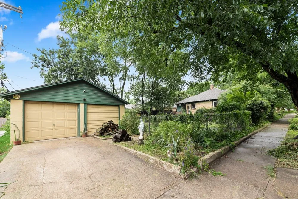 2502 BURLINGTON BOULEVARD Dallas, TX 75211