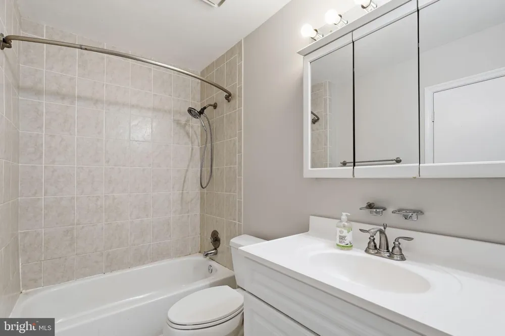 31 ESSEX SQUARE Sterling, VA 20164