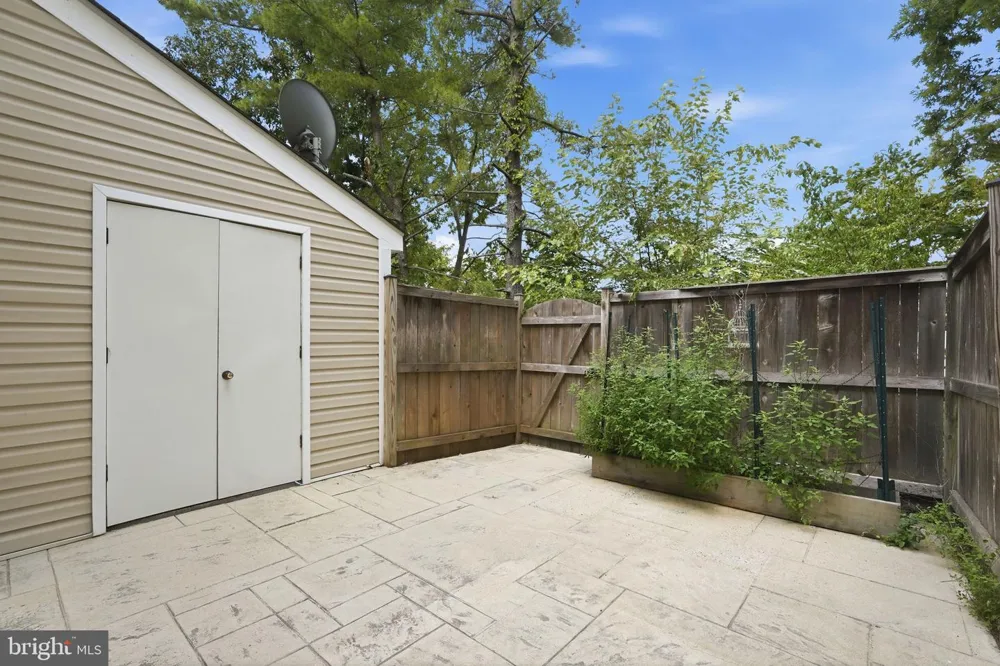 31 ESSEX SQUARE Sterling, VA 20164