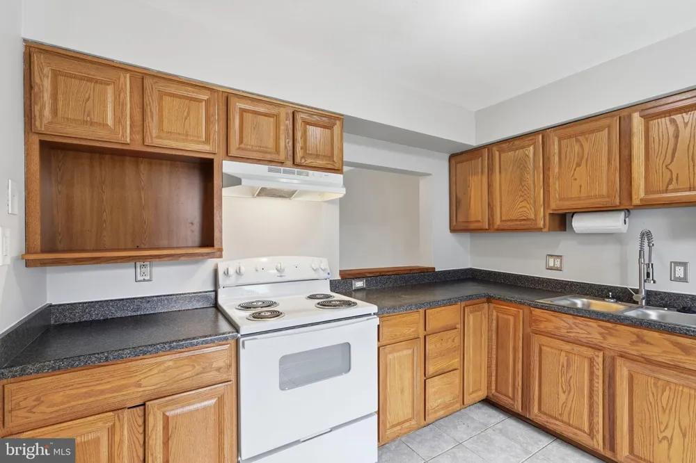 31 ESSEX SQUARE Sterling, VA 20164