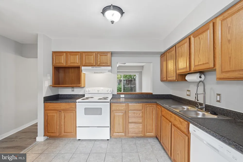 31 ESSEX SQUARE Sterling, VA 20164