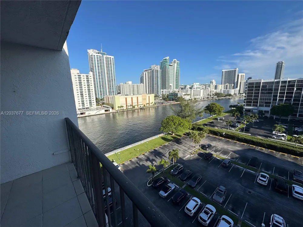 800 Parkview Dr #1018 Hallandale Beach, FL 33009