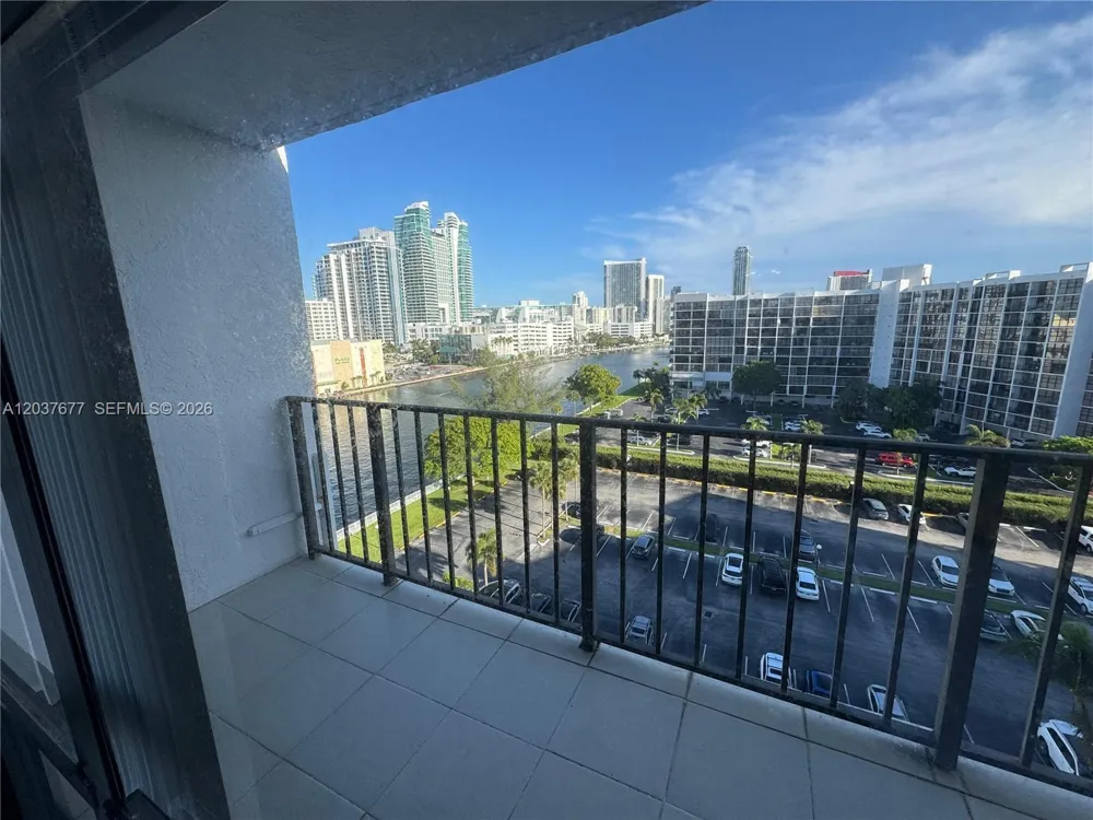 800 Parkview Dr #1018 Hallandale Beach, FL 33009