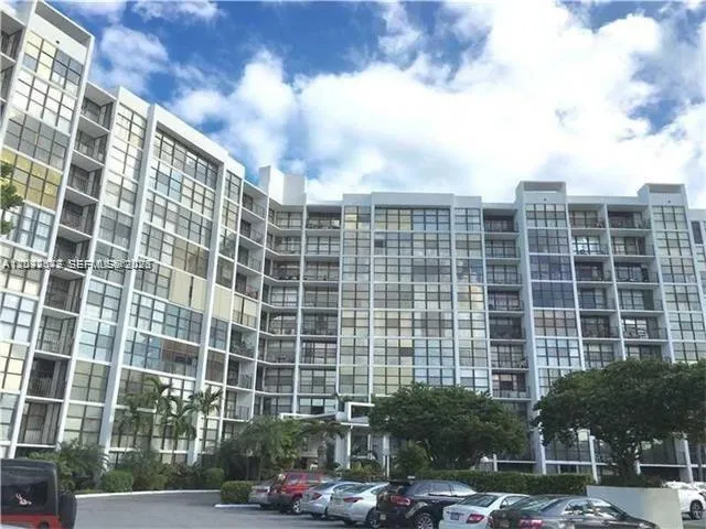 800 Parkview Dr #1018 Hallandale Beach, FL 33009
