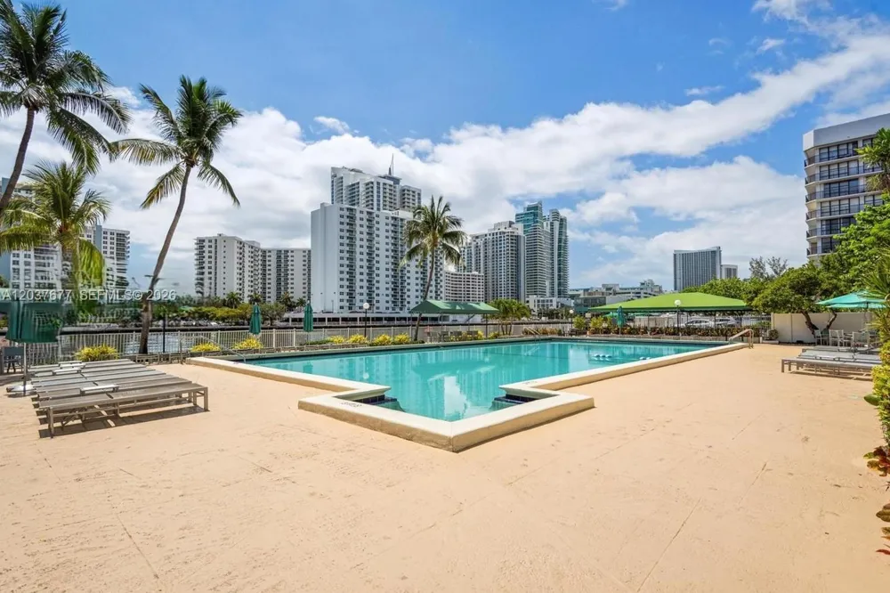 800 Parkview Dr #1018 Hallandale Beach, FL 33009