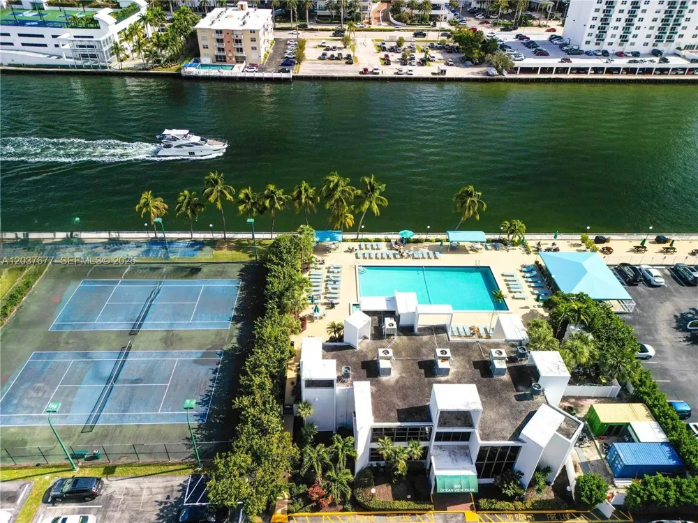 800 Parkview Dr #1018 Hallandale Beach, FL 33009