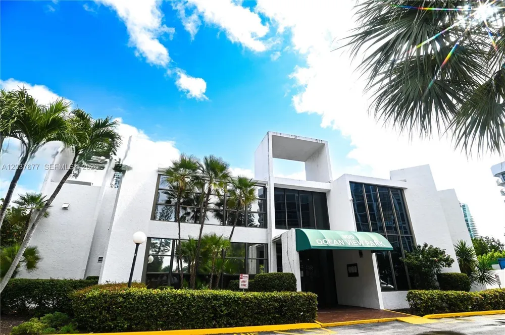 800 Parkview Dr #1018 Hallandale Beach, FL 33009