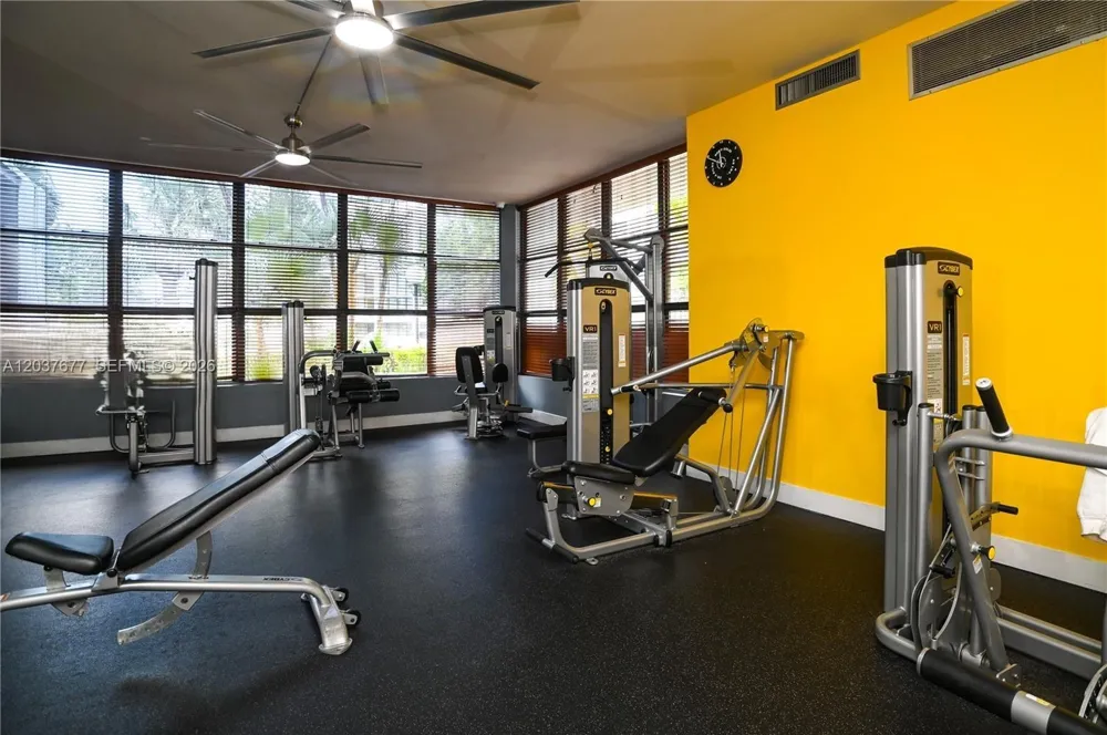800 Parkview Dr #1018 Hallandale Beach, FL 33009
