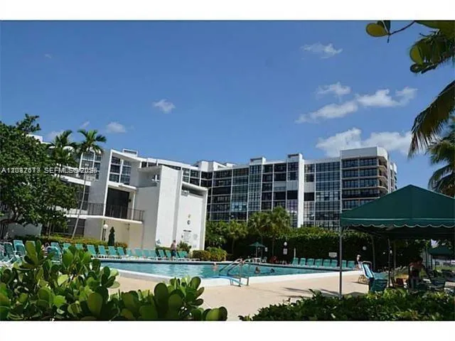 800 Parkview Dr #1018 Hallandale Beach, FL 33009