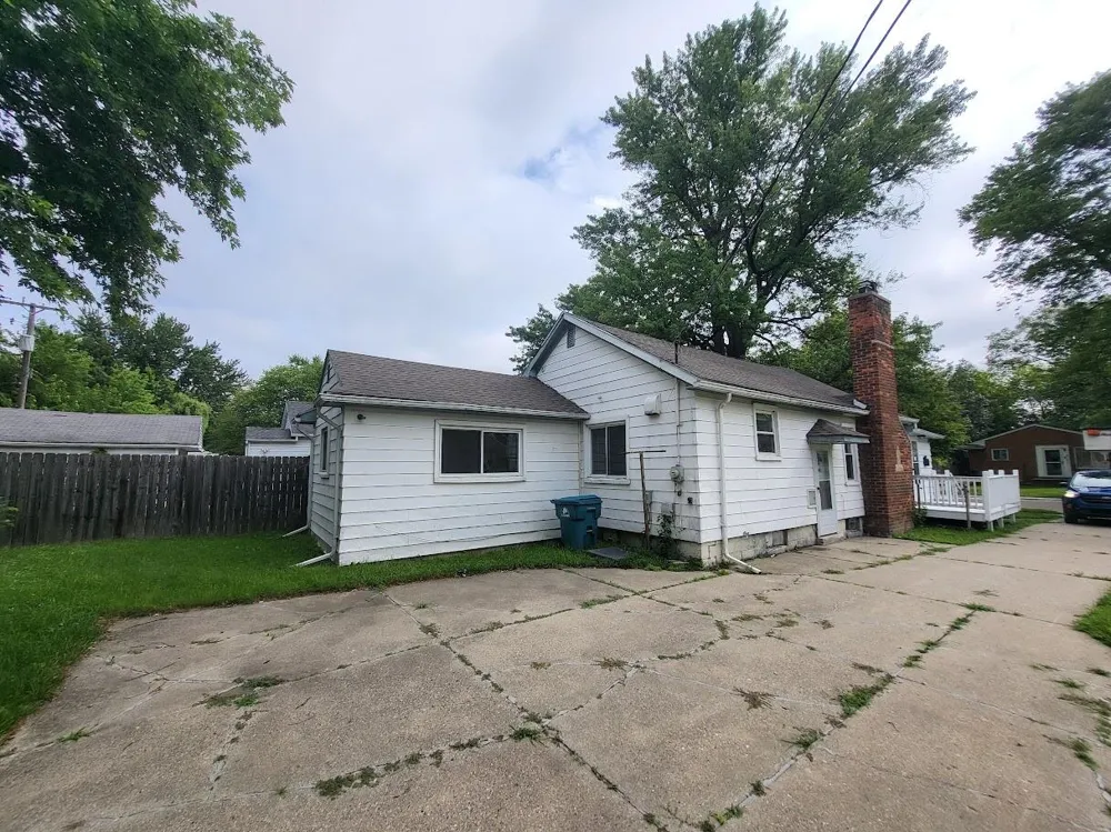 23077 Piper Avenue Eastpointe, MI 48021