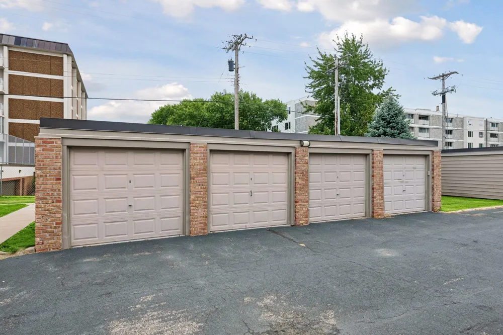 6427 Barrie Road Edina, MN 55435