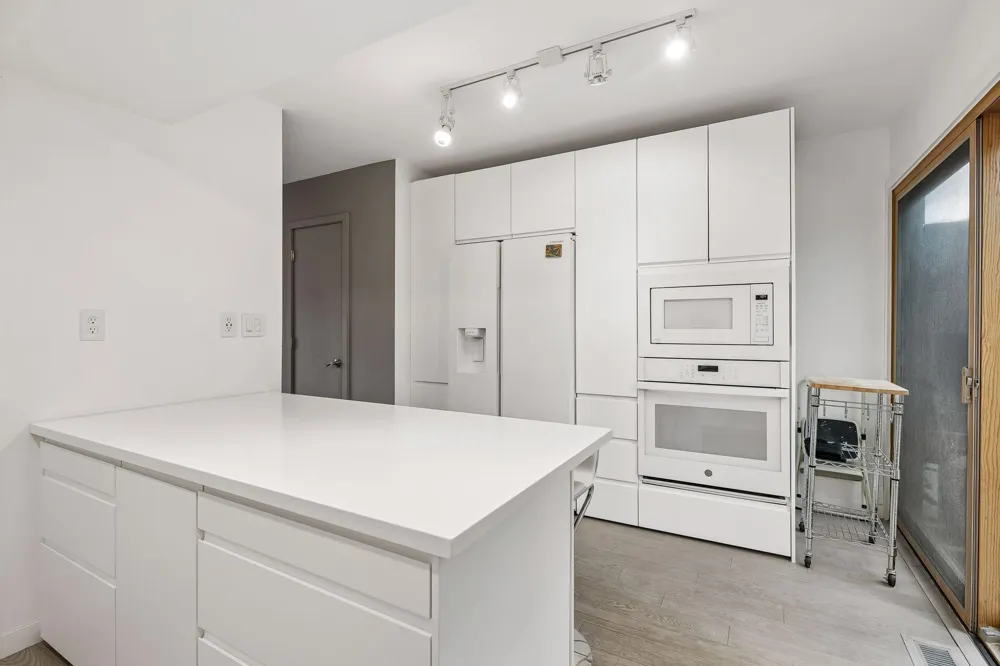 6427 Barrie Road Edina, MN 55435