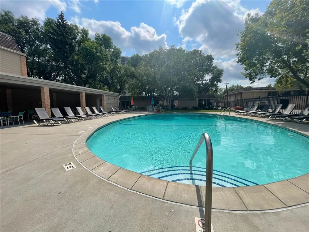 6427 Barrie Road Edina, MN 55435