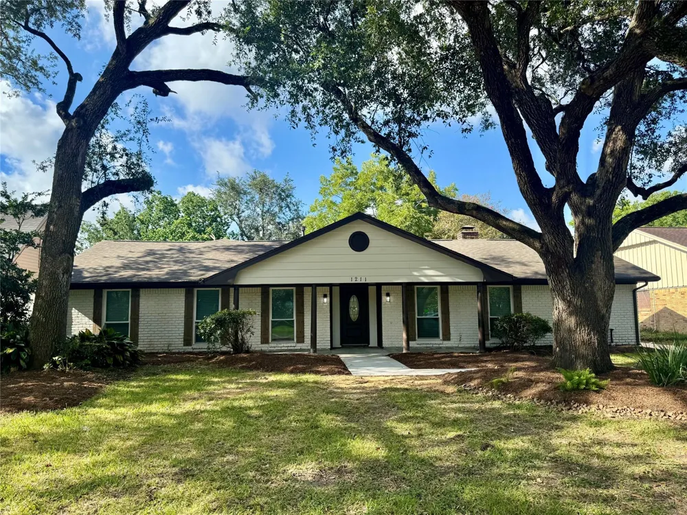 1211 Shorewood Drive Taylor Lake Village, TX 77586