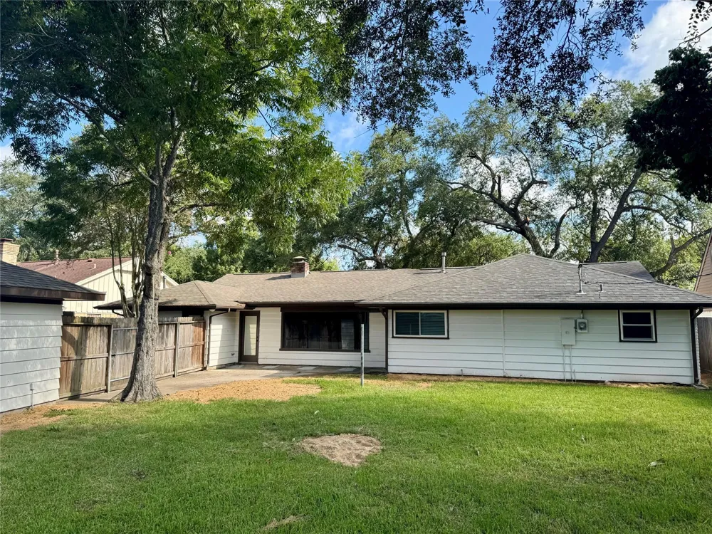 1211 Shorewood Drive Taylor Lake Village, TX 77586