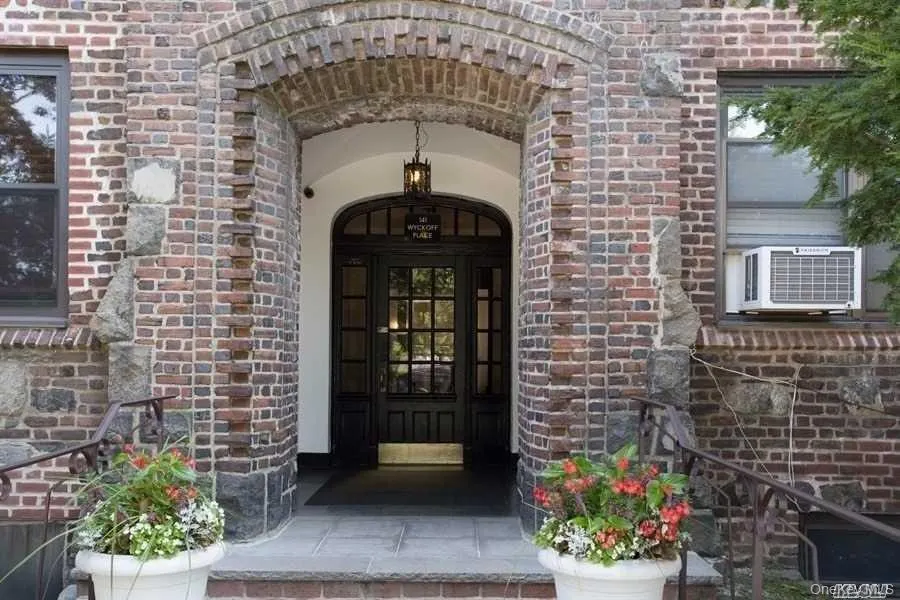 141 Wyckoff Place #4A Woodmere, NY 11598