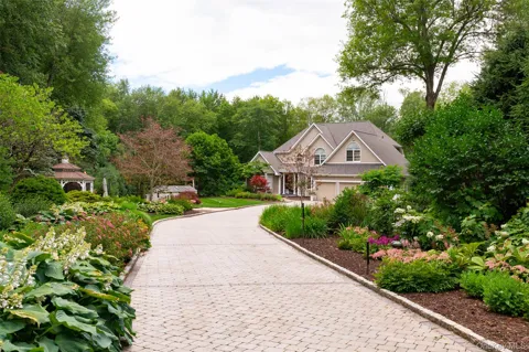 8 Glen Brook Court