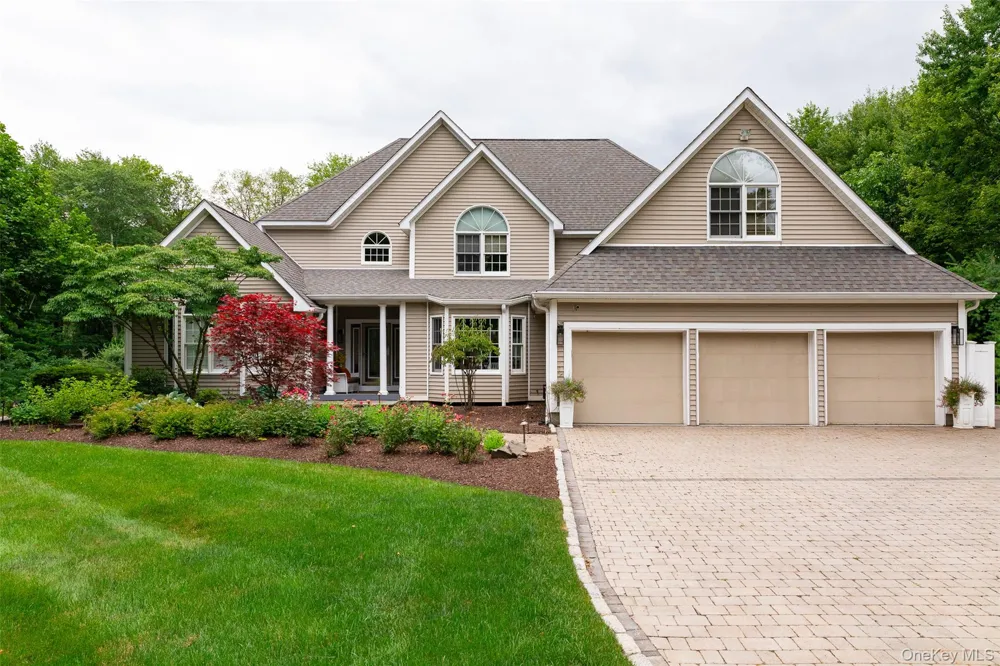8 Glen Brook Court Wappingers Falls, NY 12590