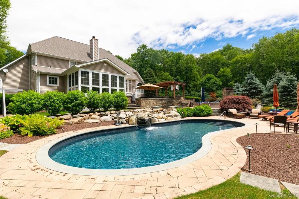 8 Glen Brook Court Wappingers Falls, NY 12590