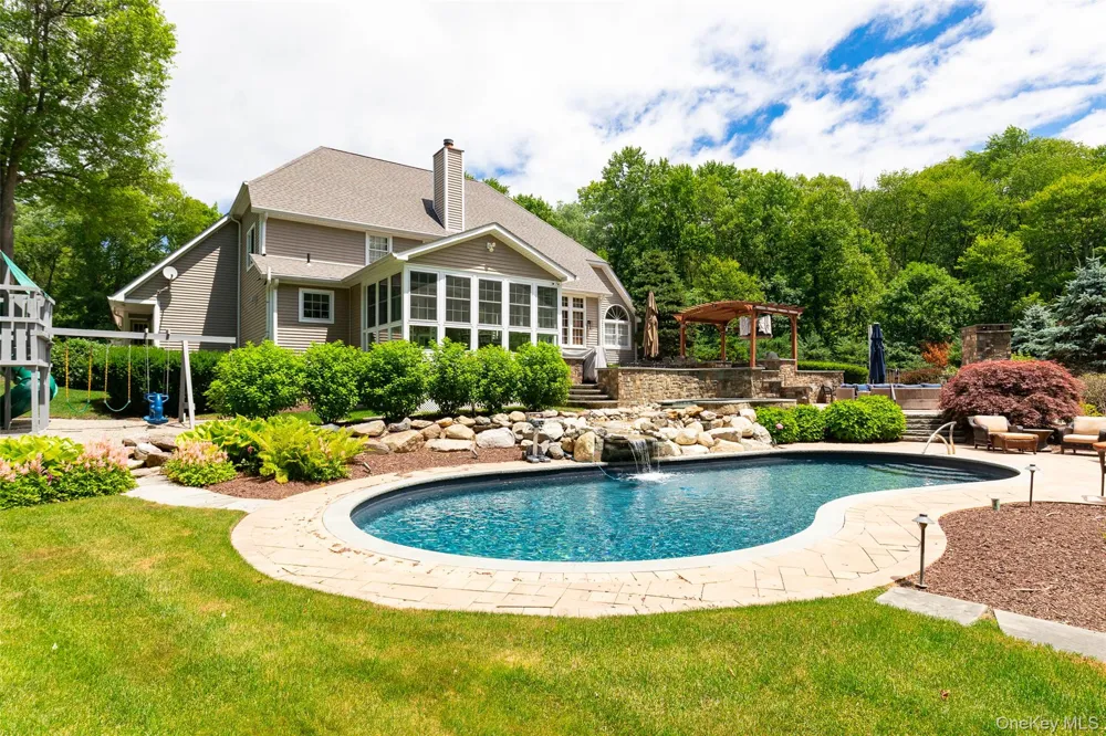 8 Glen Brook Court Wappingers Falls, NY 12590