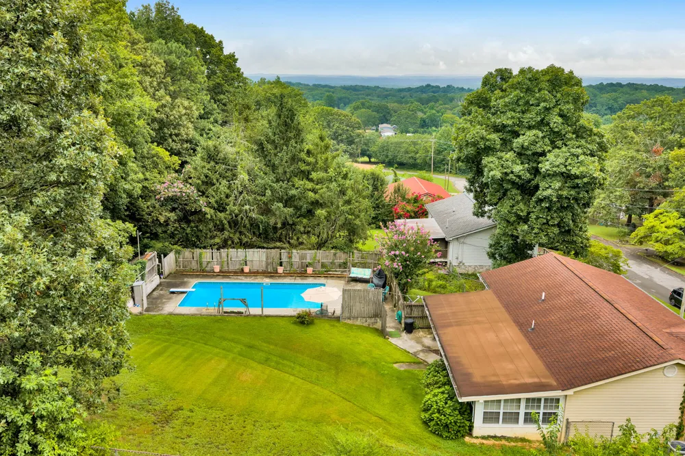 912 Crest Drive Chickamauga, GA 30707