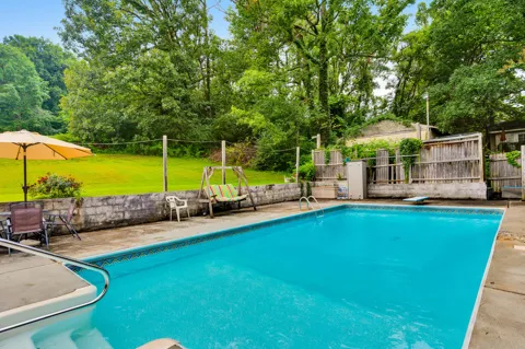 912 Crest Drive