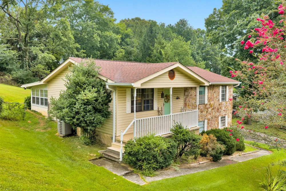 912 Crest Drive Chickamauga, GA 30707