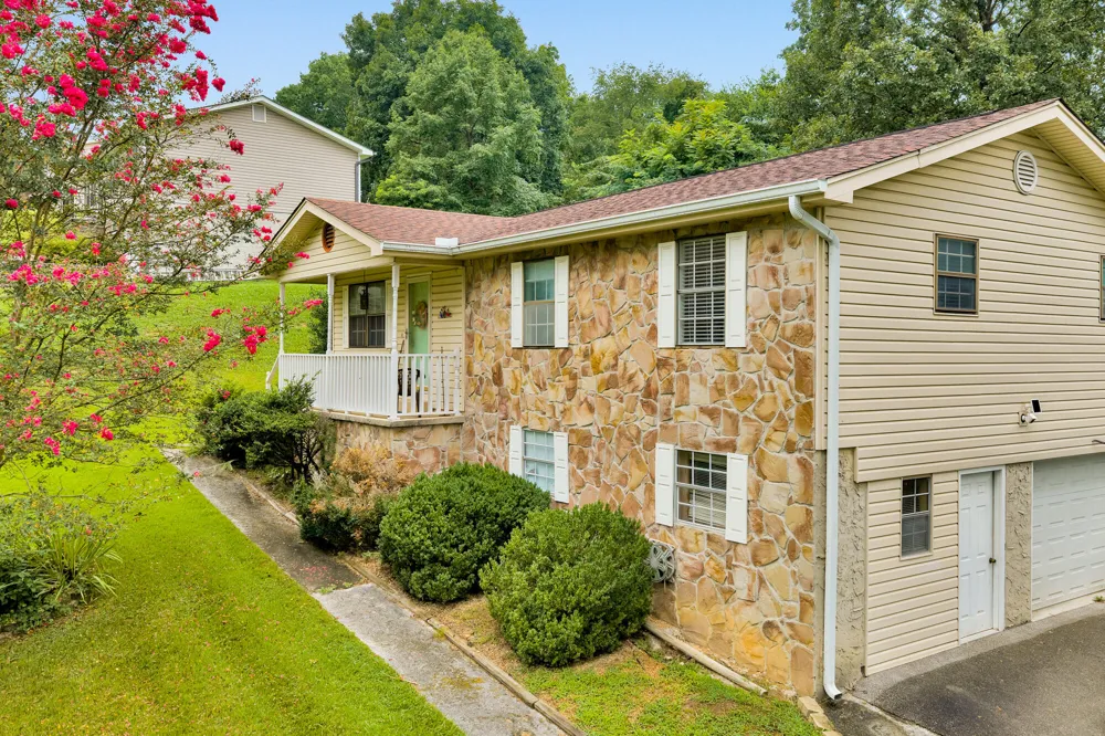 912 Crest Drive Chickamauga, GA 30707