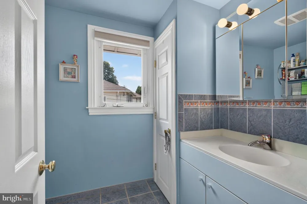 1127 HOWER LANE Philadelphia, PA 19115