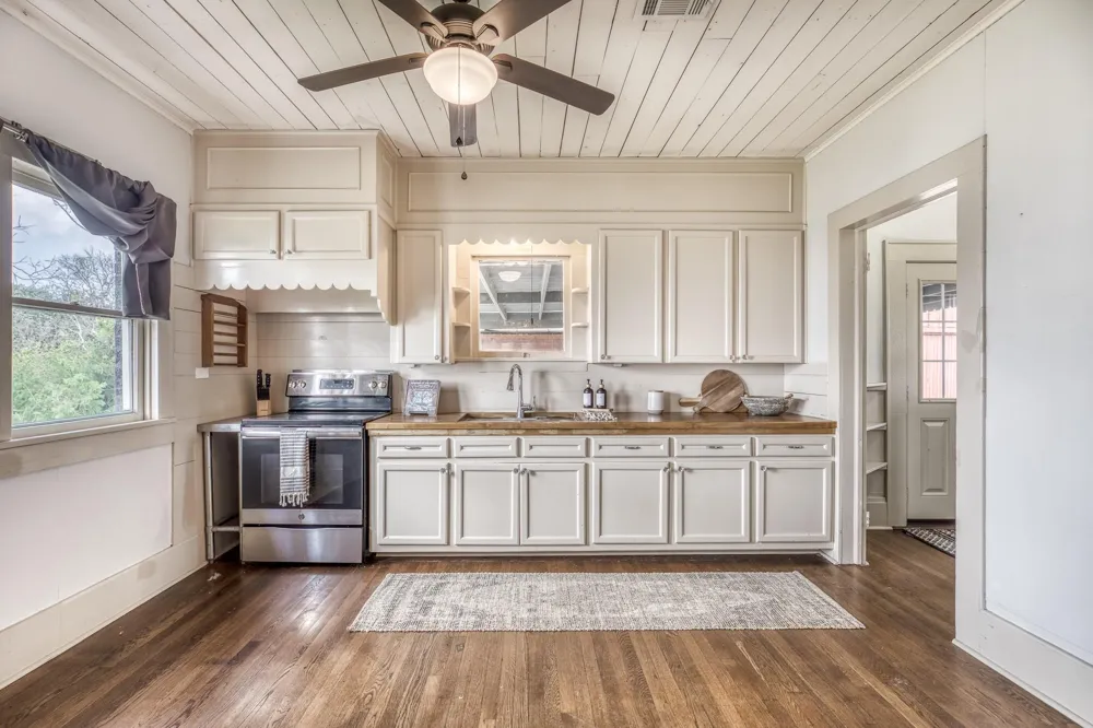 404 W Main Street Bellville, TX 77418