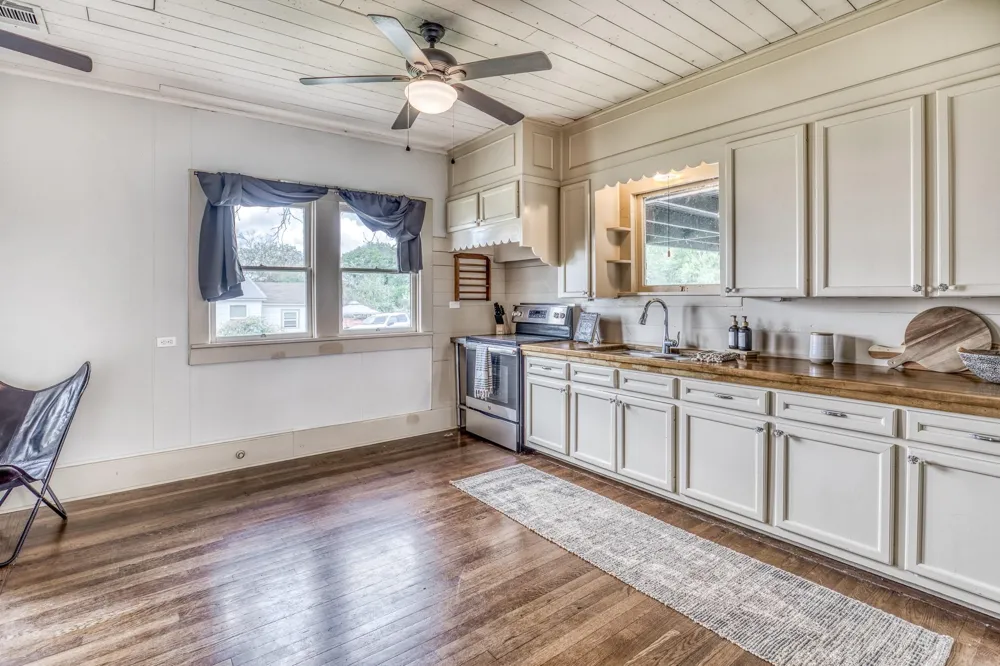 404 W Main Street Bellville, TX 77418