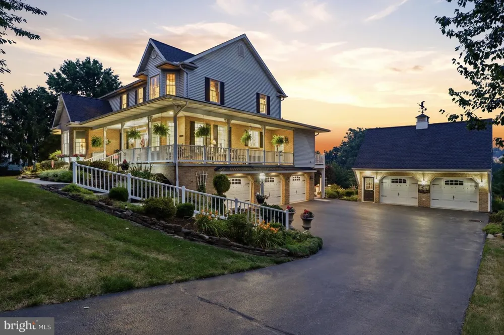 1709 COUNTRY MANOR York, PA 17408