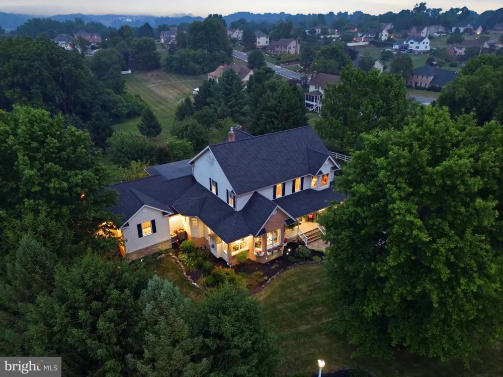 1709 COUNTRY MANOR York, PA 17408