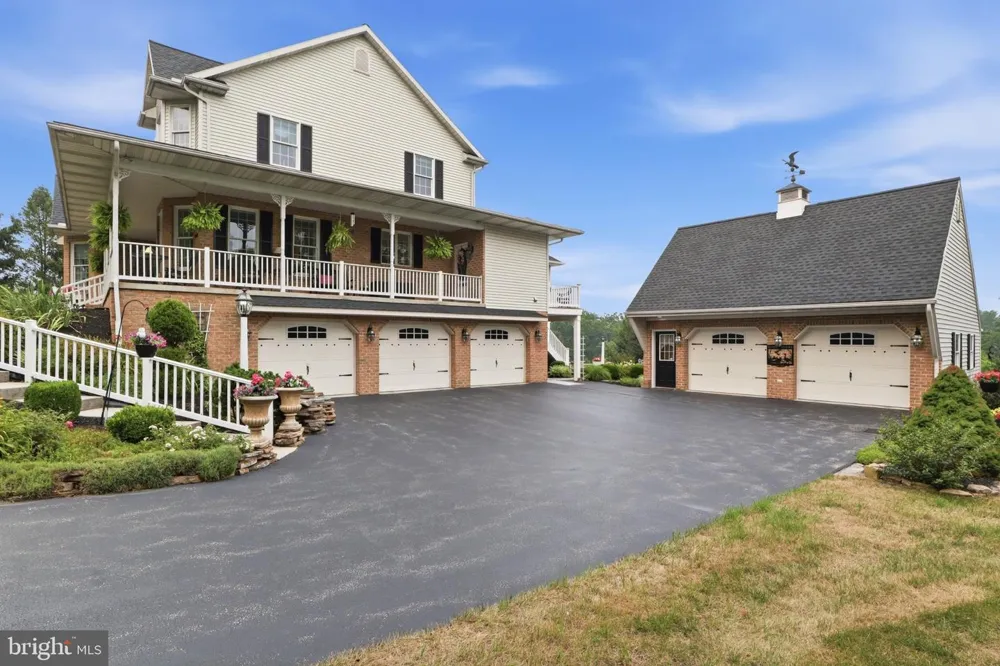 1709 COUNTRY MANOR York, PA 17408