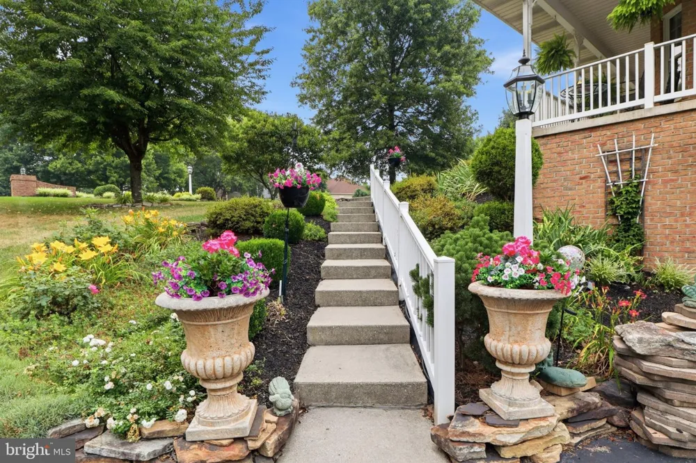 1709 COUNTRY MANOR York, PA 17408