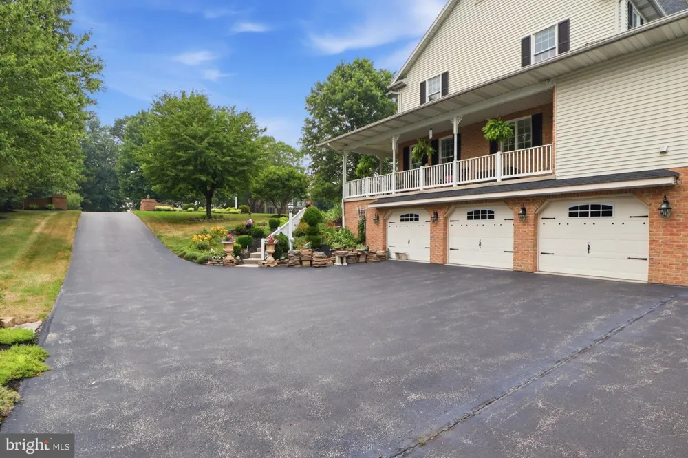 1709 COUNTRY MANOR York, PA 17408
