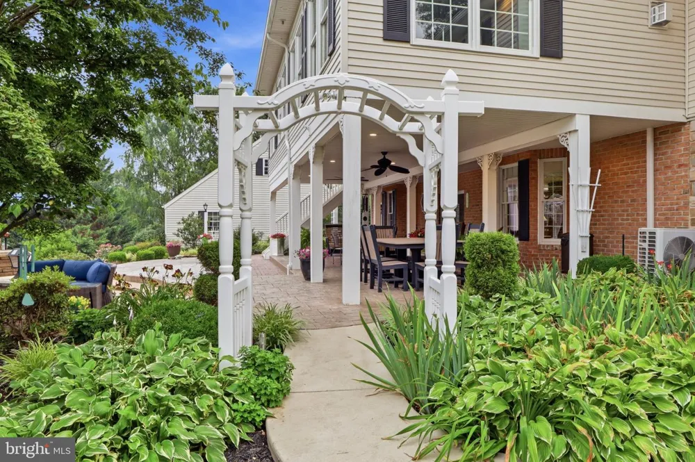 1709 COUNTRY MANOR York, PA 17408