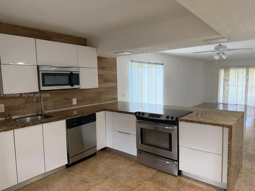 178 Lakeview Dr #101 Weston, FL 33326
