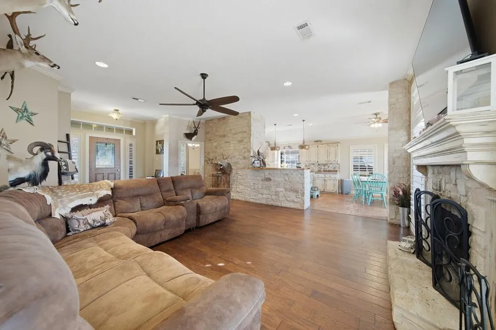 5250 Lauren Road Alvin, TX 77511