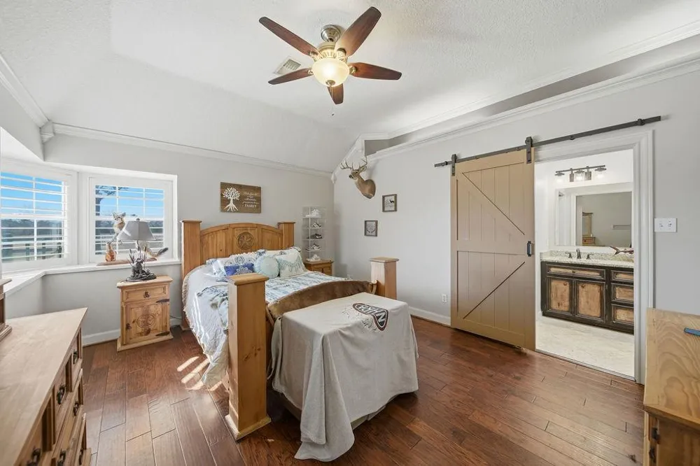 5250 Lauren Road Alvin, TX 77511