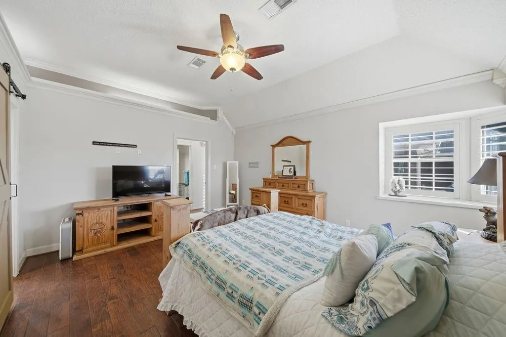5250 Lauren Road Alvin, TX 77511