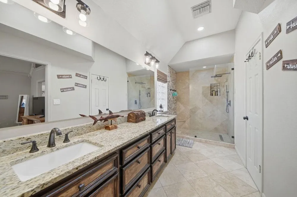 5250 Lauren Road Alvin, TX 77511