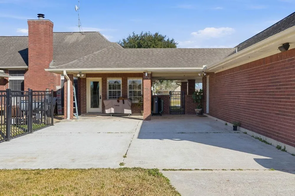 5250 Lauren Road Alvin, TX 77511