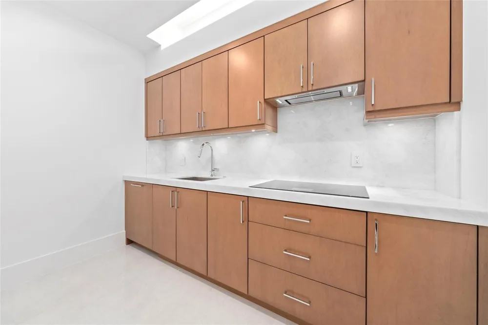 24 Fiesta Way Fort Lauderdale, FL 33301