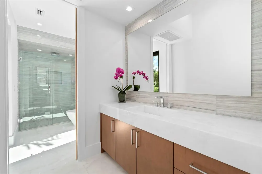 24 Fiesta Way Fort Lauderdale, FL 33301