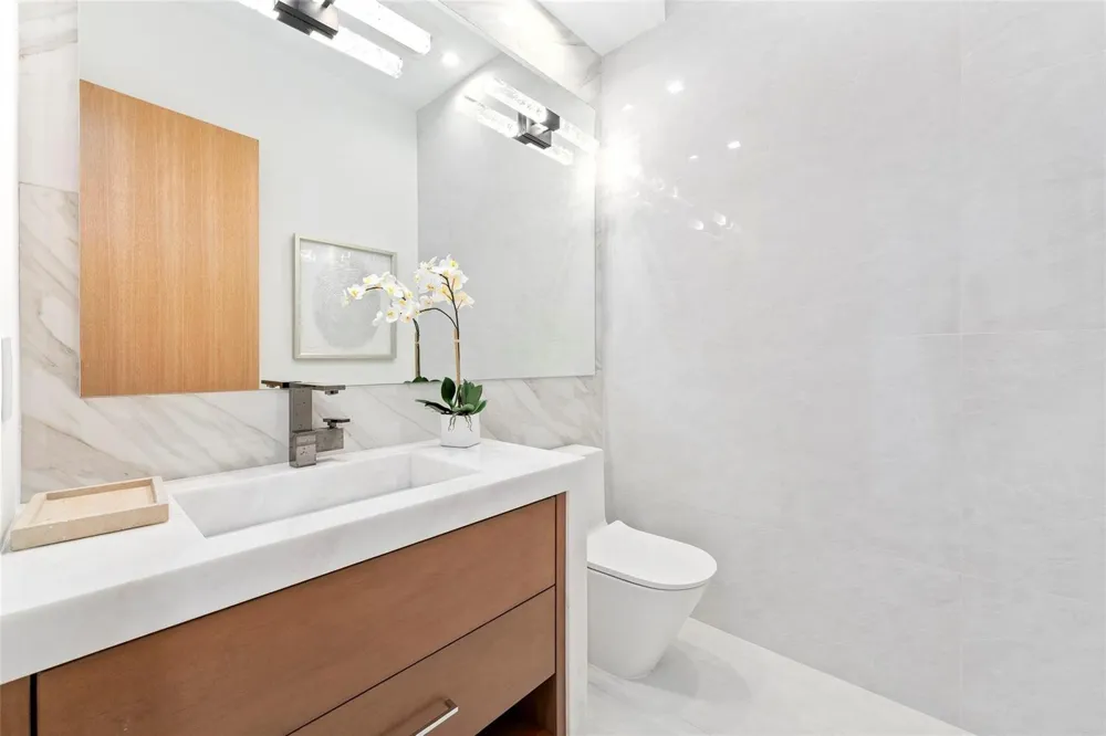 24 Fiesta Way Fort Lauderdale, FL 33301